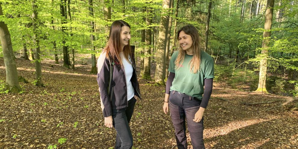 Marlene (links) und Lucia Gruber in ihrem Privatwald