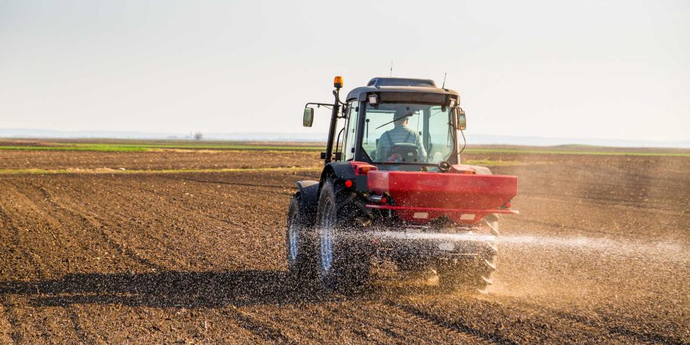 Feld-Düngung-AdobeStock_158419550