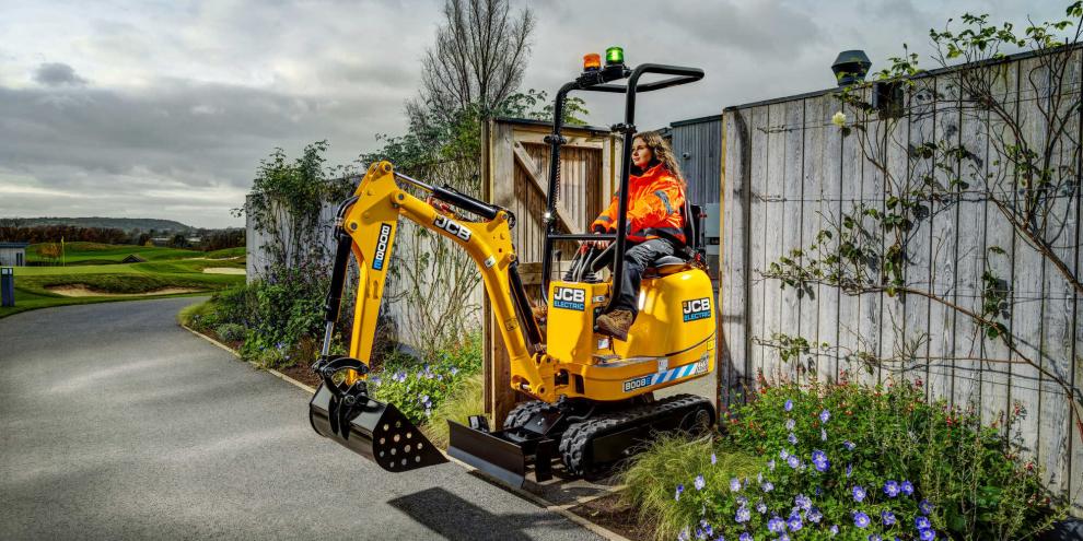 JCB launcht den elektrischen Mikrobagger 8008E CTS.