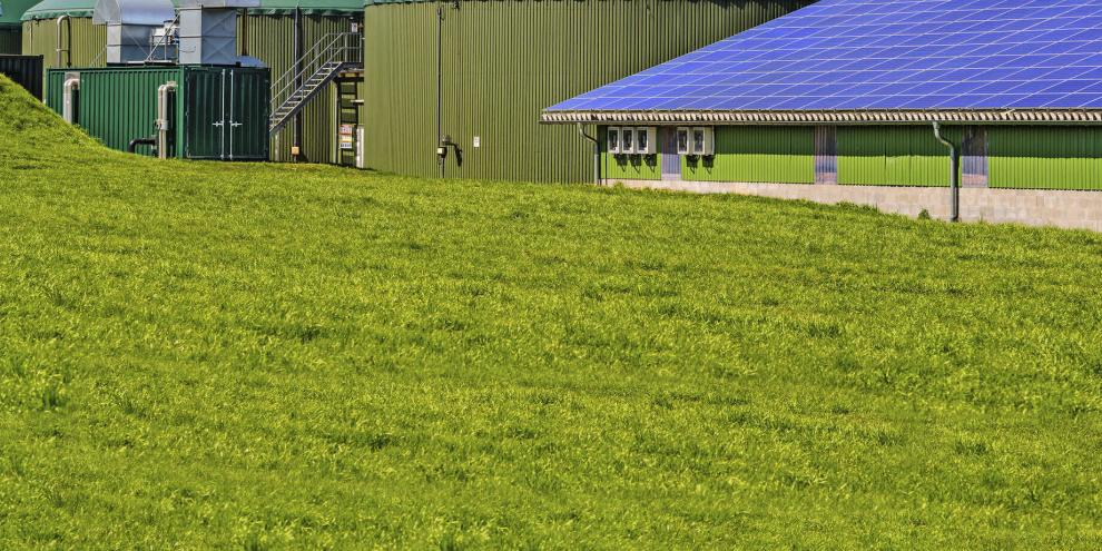 Biogasanlage und Dach mit Photovoltaikmodulen auf einem landwirtschaftlichen Betrieb.