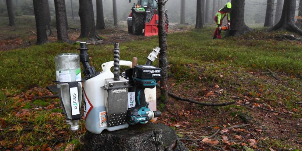 Der Stihl-Kombikanister mit dem Tragesystem von Holger Gareis  im Waldeinsatz. Der „Schluckspecht“ hält die Getränkeflaschen, der „Keiler“ den Fällkeil samt Akkuschrauber.