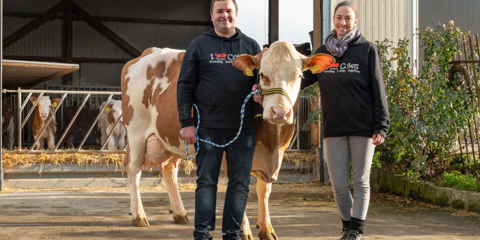 Peter und Viktoria Mark mit Fleckviehkuh