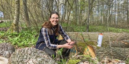 Gaby Wagner bei der Holzaufnahme