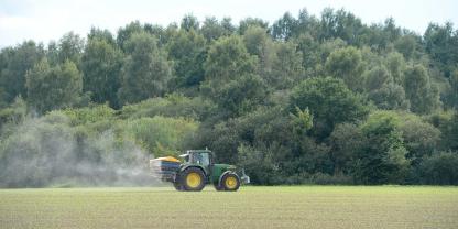 Landwirt streut Mineraldünger. 