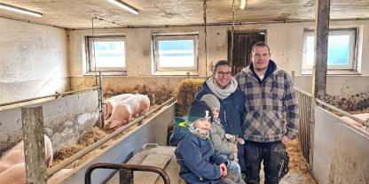 Nicole und Tobias Heidingsfelder mit ihren Kindern Leni und Ben bangen um die Zukunft ihres Betriebs.