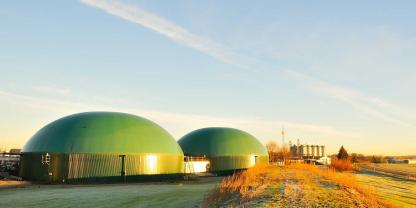 Biogasanlage an einem Feld (Symbolbild). Vielen Biogasanlagen in Deutschland droht nach 20 Betriebsjahren die Abschaltung, weil die Perspektiven für den Weiterbetrieb fehlen.