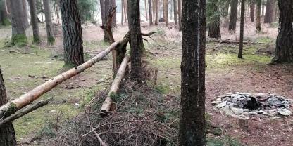 Windschutz, Feuerstelle, Pfeile und massig Haar vom Rehwild. War hier ein Wilderer unterwegs?