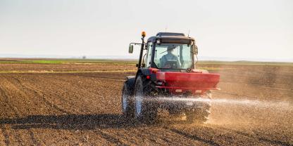 Feld-Düngung-AdobeStock_158419550