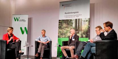 Auf dem Podium mit AGDW-Geschäftsführerin Dr. Irene Seling diskutierten Dr. Eckhard Heuer, Referatsleiter nationale Waldpolitik im BMEL, Dr. Bernd Wippel, UNIQUE forestry and land use GmbH, Volker Schulter, Geschäftsführer der FBG Celler Land und Dr. Joachim Krug, WaldKlima.com, darüber, wie der Waldbesitz finanziell vom Klimaschutz profitieren kann.