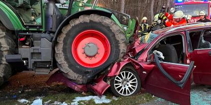 Nachdem der Audi auf den Steyr-Traktor auffuhr, prallte er in der Gegenfahrbahn frontal mit dem Fendt-Traktor zusammen.