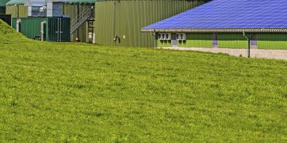 Biogasanlage und Dach mit Photovoltaikmodulen auf einem landwirtschaftlichen Betrieb.