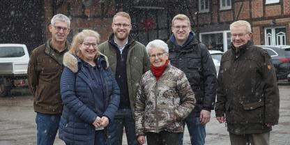 Drei Genrationen Familie Behn (v.li.): Wilhelm Jörg , Anja, Wilhelm Jochen, Großmutter Johanna Schreiber, Henrik und Großvater Joachim Schreiber haben den Betrieb erfolgreich aufgebaut und sind offen für neue Ideen.