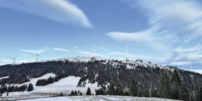 Auf 1800 m Seehöhe liegt an der steirisch-kärntnerischen Grenze der Windpark Handalm. 13 Windräder liefern Strom für 21 000 Haushalte. Die Rotorblätter haben einen Durchmesser von rund 80 m.