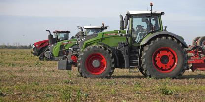 Traktoren von Fendt, Claas, Case und John Deere auf dem Acker