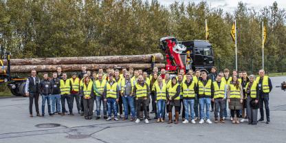 Die jungen Holztransporteure trafen sich bei der Firma Doll TimTech in Mildenau