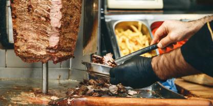 Immer mehr landwirtschafliche Betriebe geben auf, darunter viele Rinderhalter. Das knappe Angebot für Rindfleisch sorgt für hohe Preise - auch beim Döner, einem der beliebtesten Fast-Food-Snacks der Deutschen (Symbolbild).