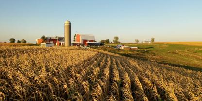 Eine Farm in den USA im Abendlicht.