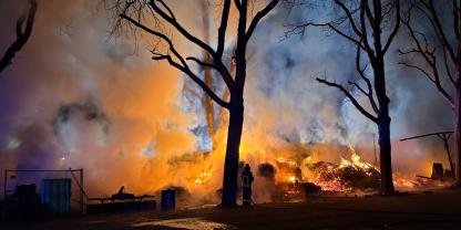 Brand auf einer Galopprennbahn in Krefeld, Flammen und Feuerwehrleute