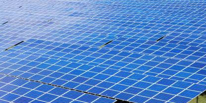 Solarpaneele auf einer Wiese Solarpaneele auf einer Wiese