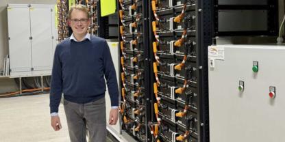 Landwirt Henning Müller hat einen ehemaligen Schweinestall in einen hochmodernen Batteriespeicher umgewandelt und zeigt damit, wie landwirtschaftliche Betriebe durch innovative Energietechnik neue Wege der Diversifizierung gehen können. Landwirt Henning Müller hat einen ehemaligen Schweinestall in einen hochmodernen Batteriespeicher umgewandelt und zeigt damit, wie landwirtschaftliche Betriebe durch innovative Energietechnik neue Wege der Diversifizierung gehen können.