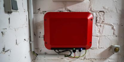 Wechselrichter an einer Kellerwand: Wo und mit welchen Abständen dürfen Wechselrichter aufgehängt werden? Wechselrichter an einer Kellerwand: Wo und mit welchen Abständen dürfen Wechselrichter aufgehängt werden?
