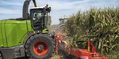 Automatik statt Bauchgefühl: Die Systeme von Fendt, Claas und New Holland helfen mit Kameras am Feldhäcksler den Corncracker passend richtig einzustellen. Automatik statt Bauchgefühl: Die Systeme von Fendt, Claas und New Holland helfen mit Kameras am Feldhäcksler den Corncracker passend richtig einzustellen.